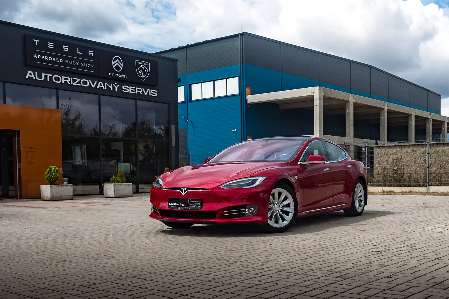 TESLA - Kompletní pneuservis bez kompromisů